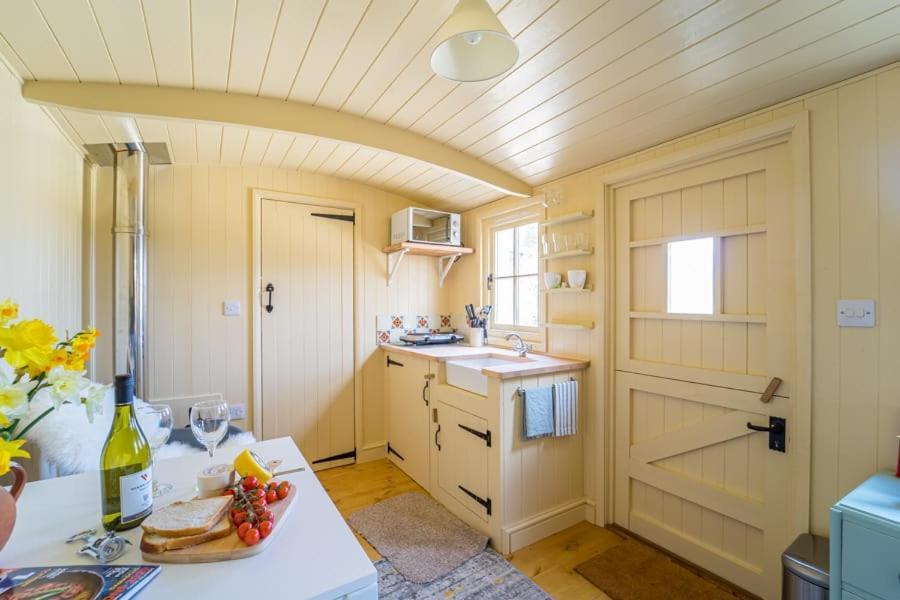 The Baytree Shepherds Hut Villa Stonehouse  Exteriör bild